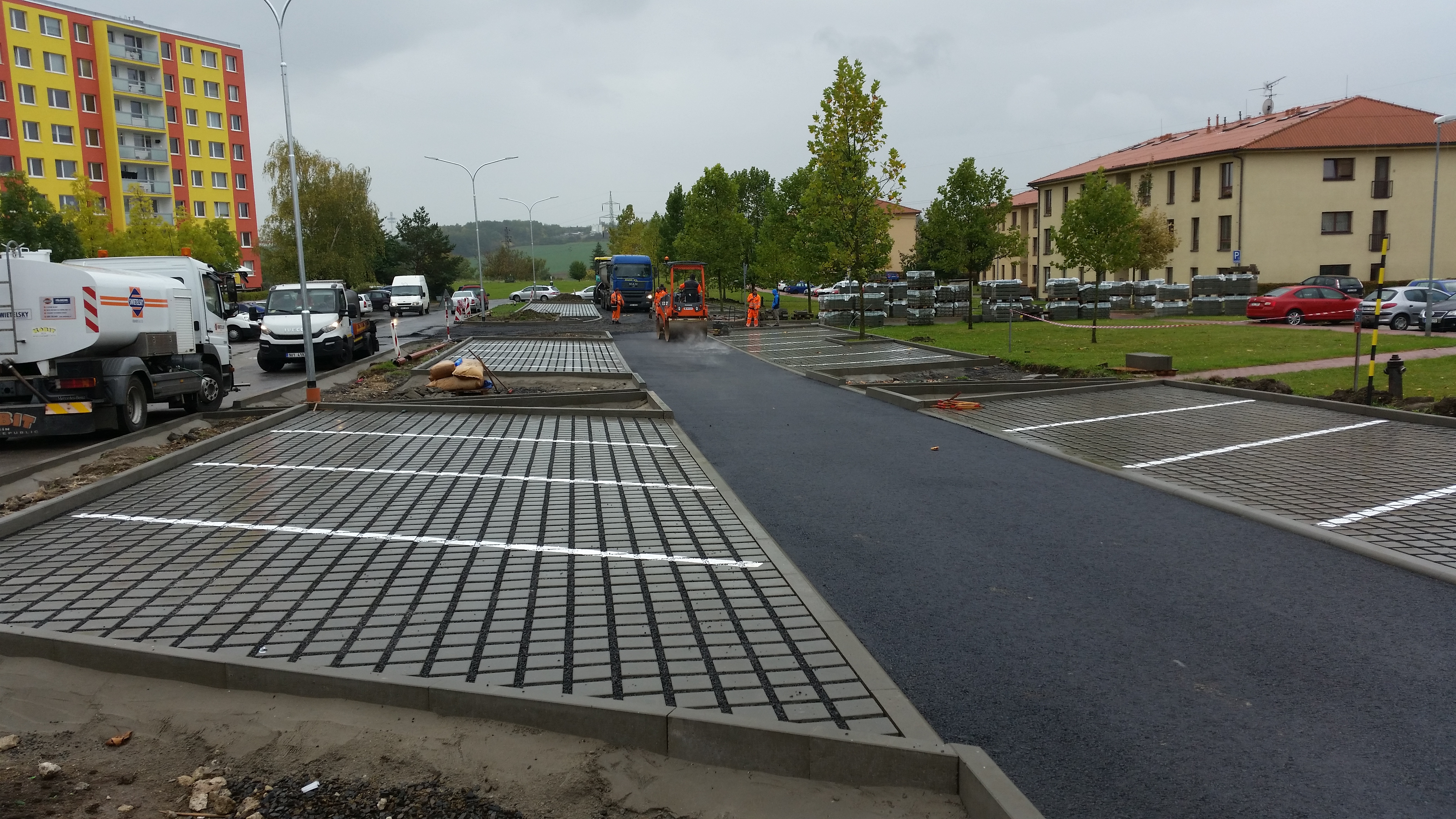 Roudnice nad Labem – výstavba parkovacích stání v ul. Neklanova–Okružní - Budowa dróg i mostów