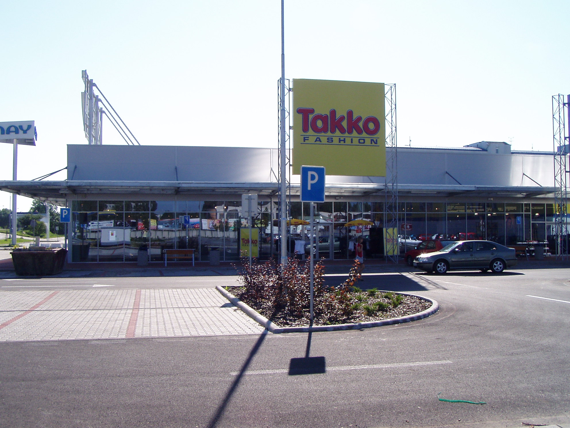 Nákupné stredisko Family Center Komárno / obchodné centrá - Budownictwo lądowe naziemne