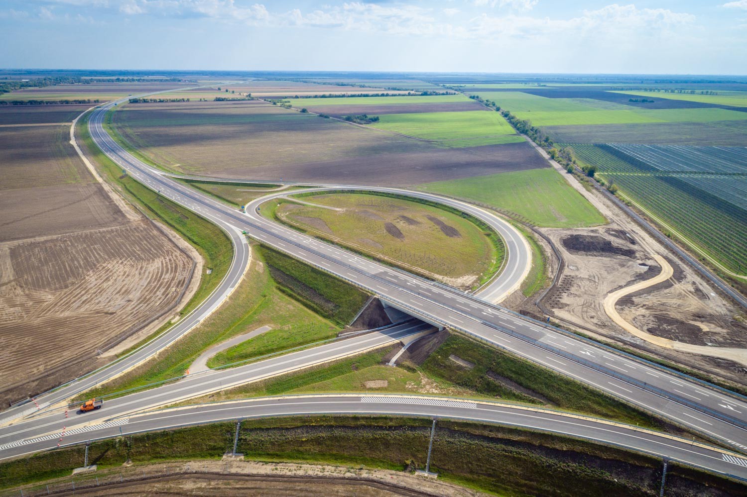 M44 gyorsforgalmi út - Budowa dróg i mostów