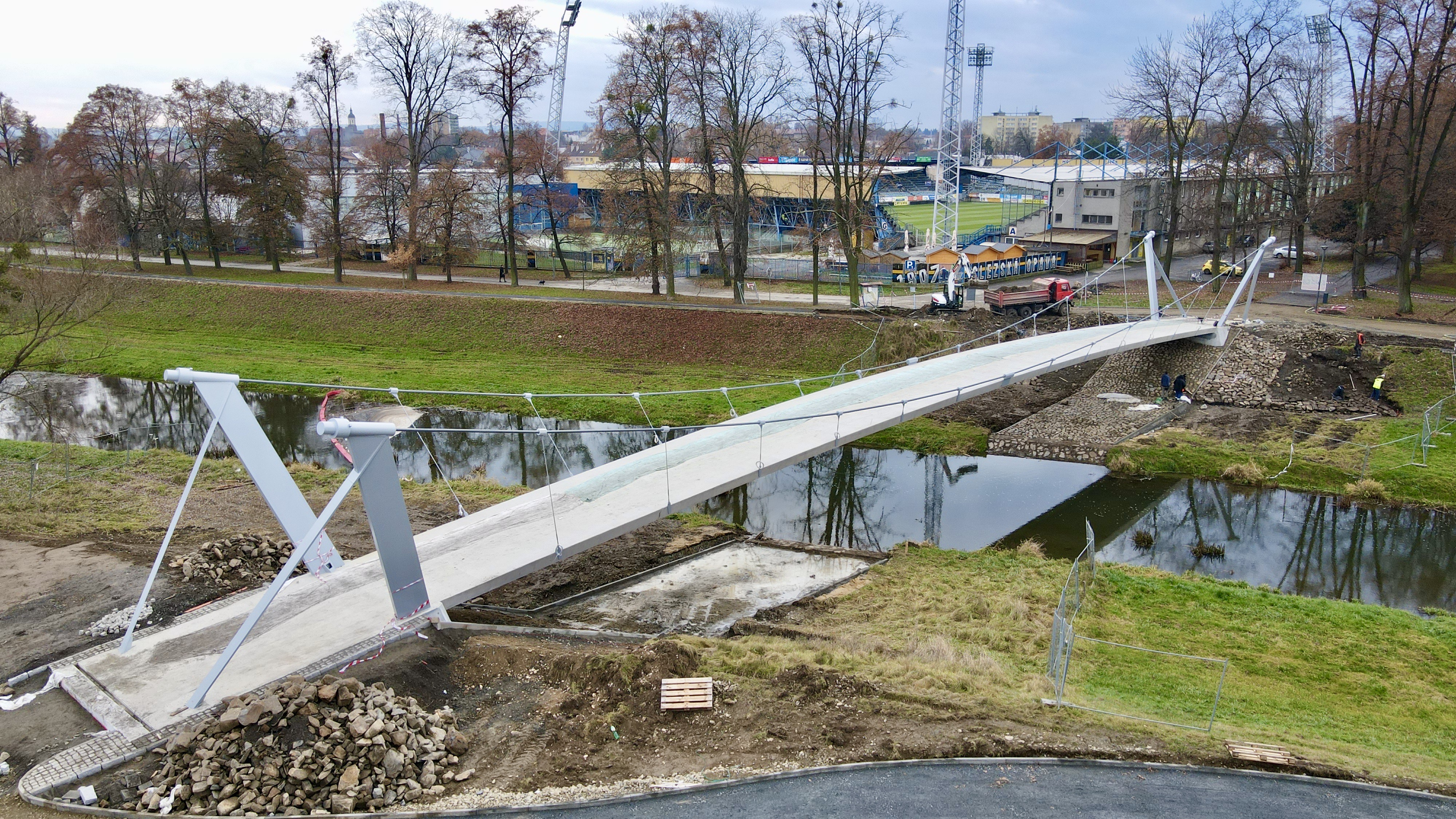Opava – novostavba lávky přes řeku Opavu - Budowa dróg i mostów
