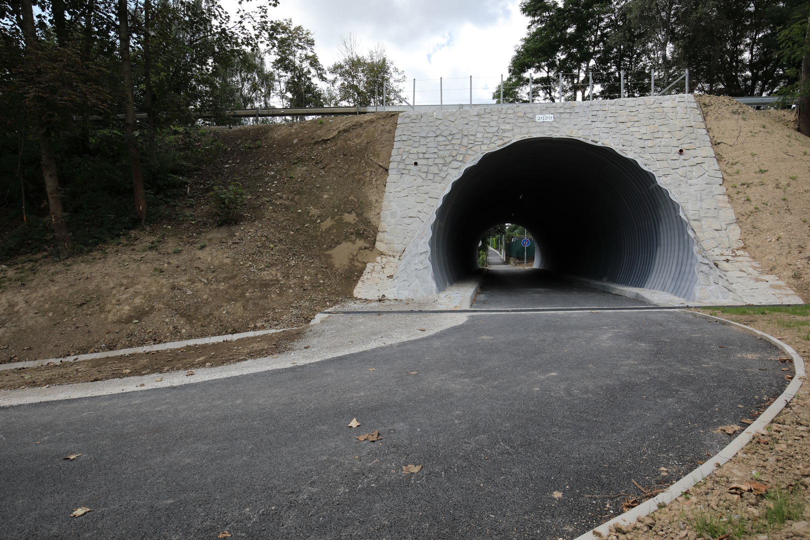 Výstavba stezky a podchodu pod silnicí I/3 ve Velešíně - Budowa dróg i mostów
