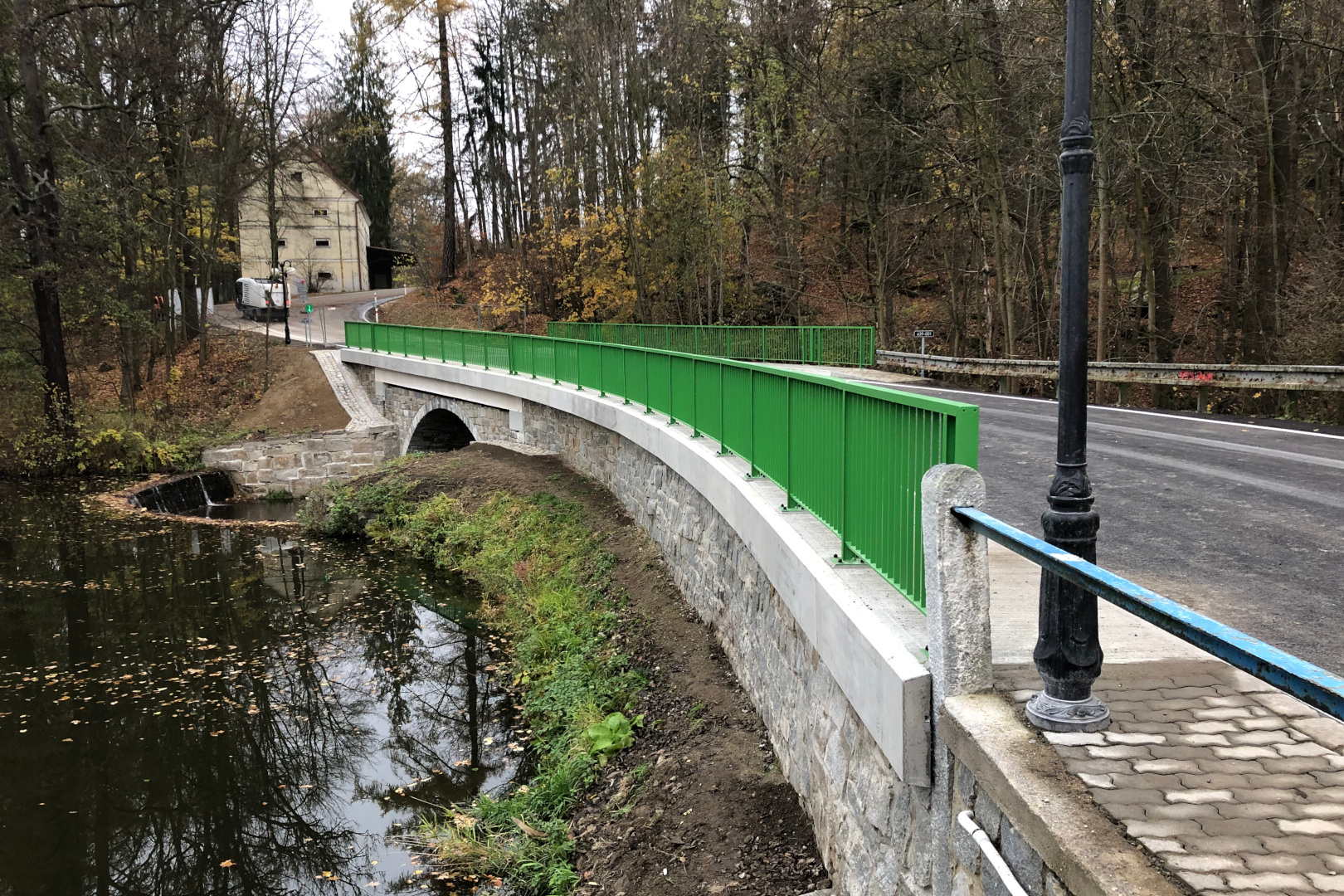 Kamenice na Lipou – oprava mostu na hrázi Zámeckého rybníka - Budowa dróg i mostów