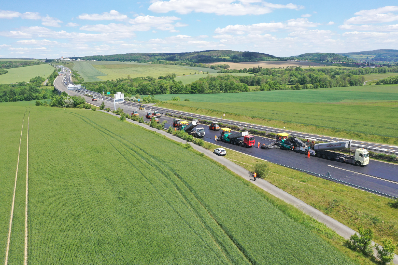 Dálnice D5 – oprava asfaltového krytu vozovky v km 67,330–76,570 P a 76,570–64,550 L - Budowa dróg i mostów