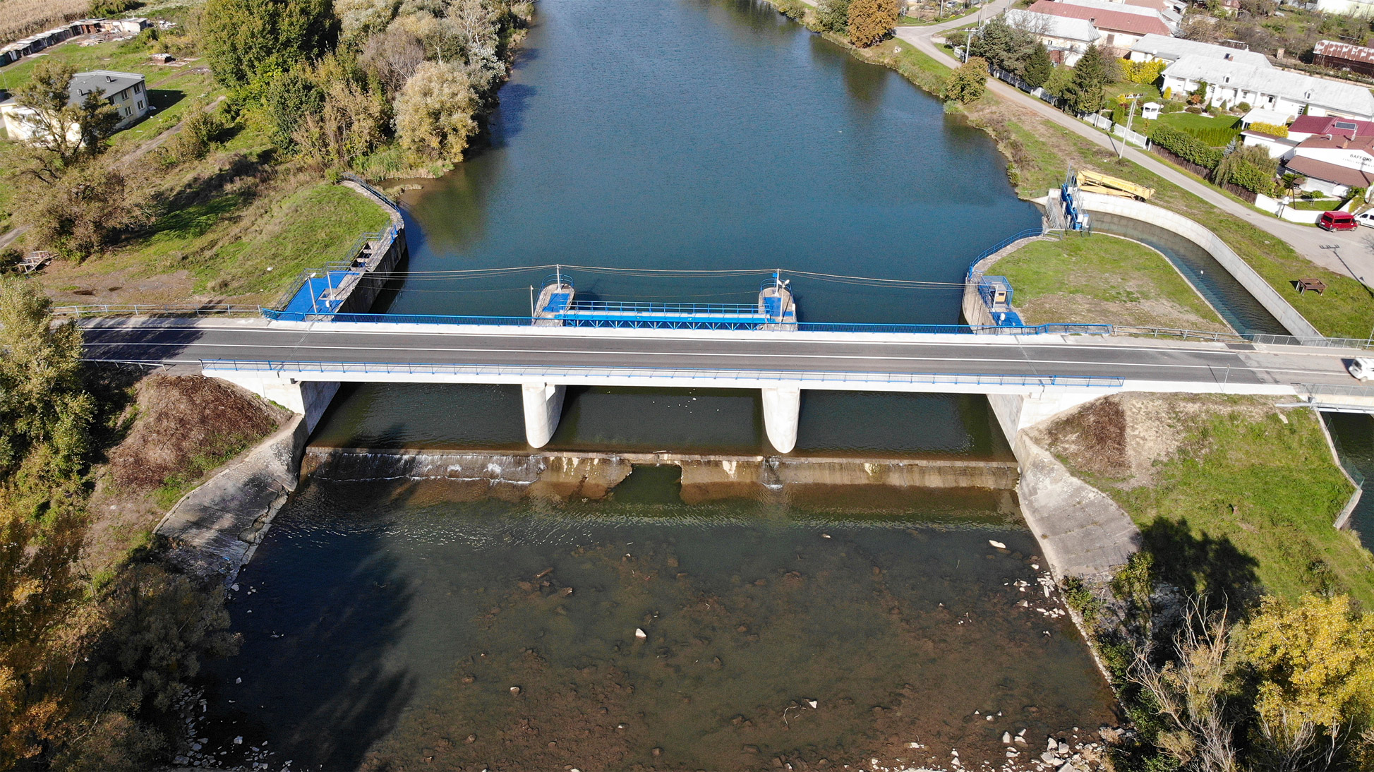 Výstavba mostov, Krivostany - Budowa dróg i mostów