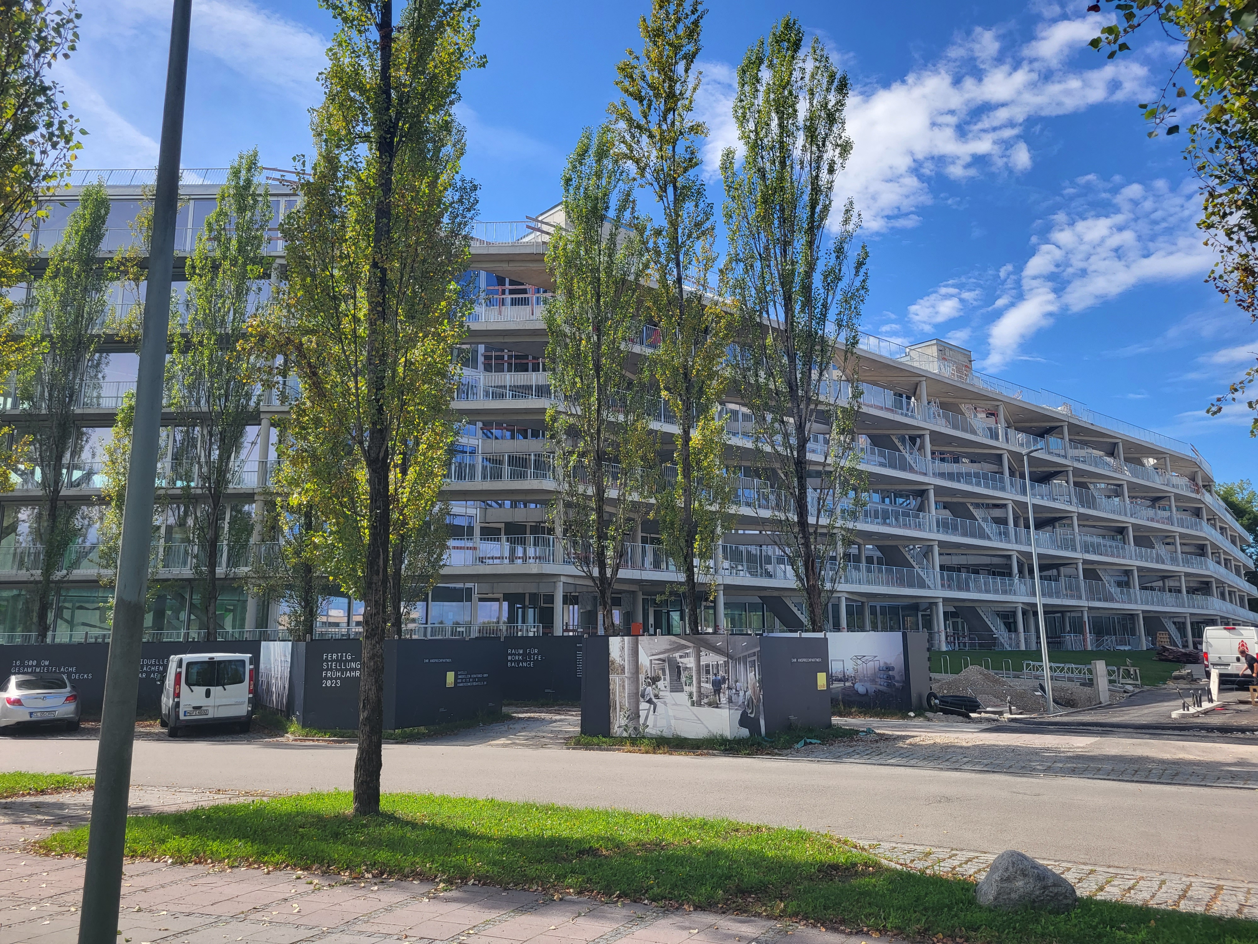 Hammerschmidt - Bürogebäude mit Dachterrasse und offenem Parkdeck - Budownictwo lądowe naziemne