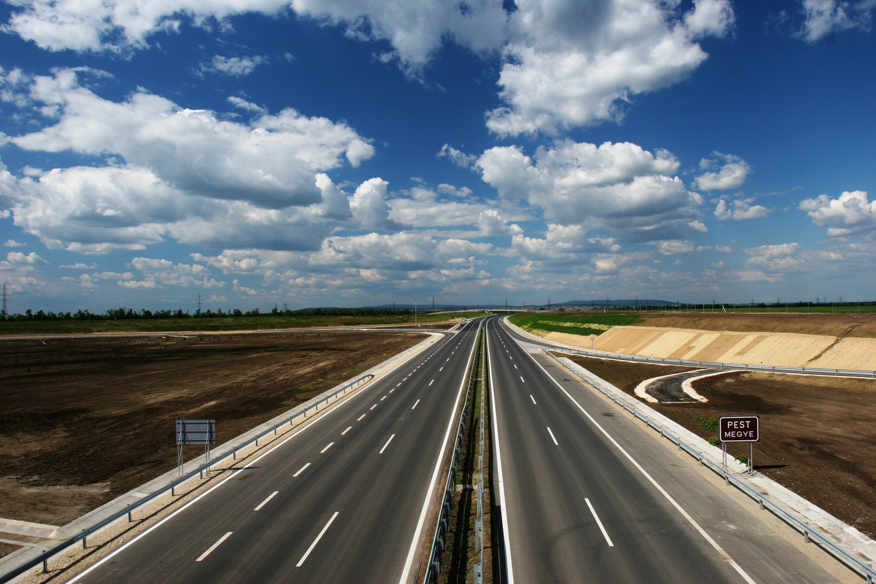 M6 autópálya  - Budowa dróg i mostów
