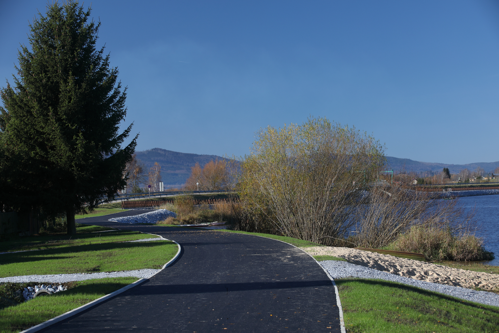 Černá v Pošumaví – cyklostezka CS1 podél jezera - Budowa dróg i mostów