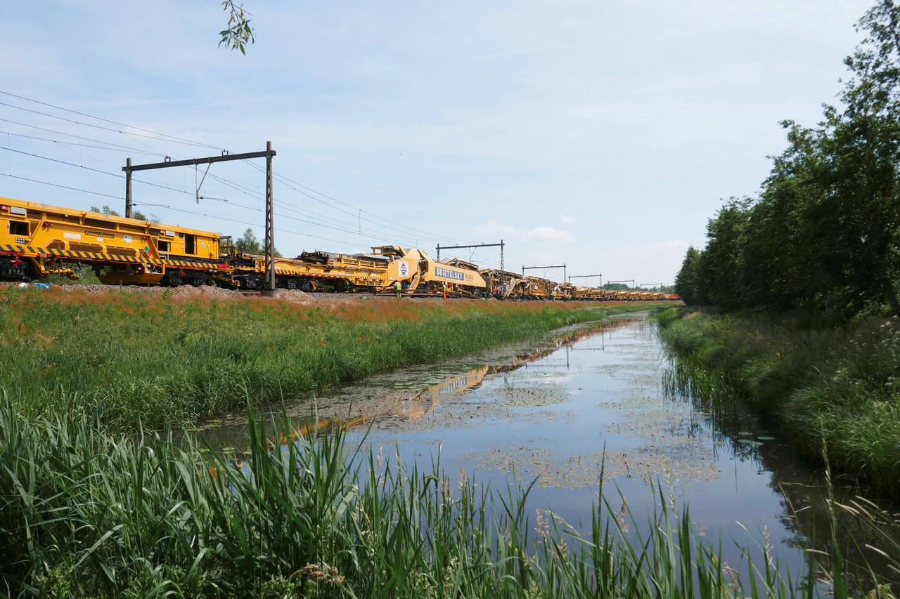Bouwwerkzaamheden aan het spoor (RU 800 S), Wadden - Budownictwo kolejowe Bouwwerkzaamheden aan het spoor (RU 800 S), Wadden - Budownictwo kolejowe