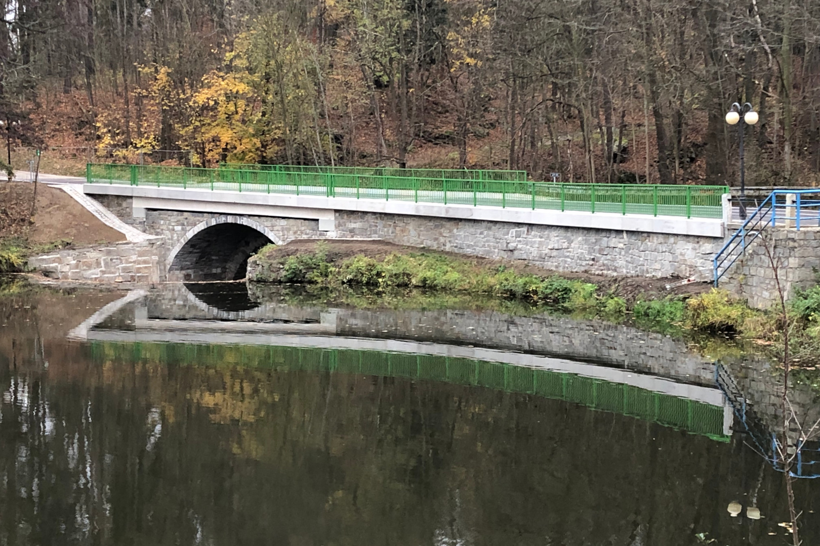 Kamenice na Lipou – oprava mostu na hrázi Zámeckého rybníka - Budowa dróg i mostów