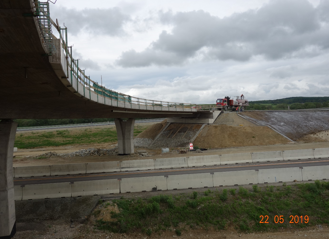 205-00 most v km 0,350 vetvy "C" križovatky Budimír nad diaľnicou D1 Budimír - Bidovce (93,6 m) - Budowa dróg i mostów