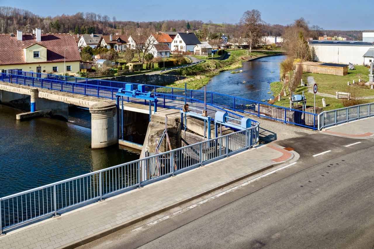 Mikulovice – rekonstrukce chodníku a lávky - Budowa dróg i mostów