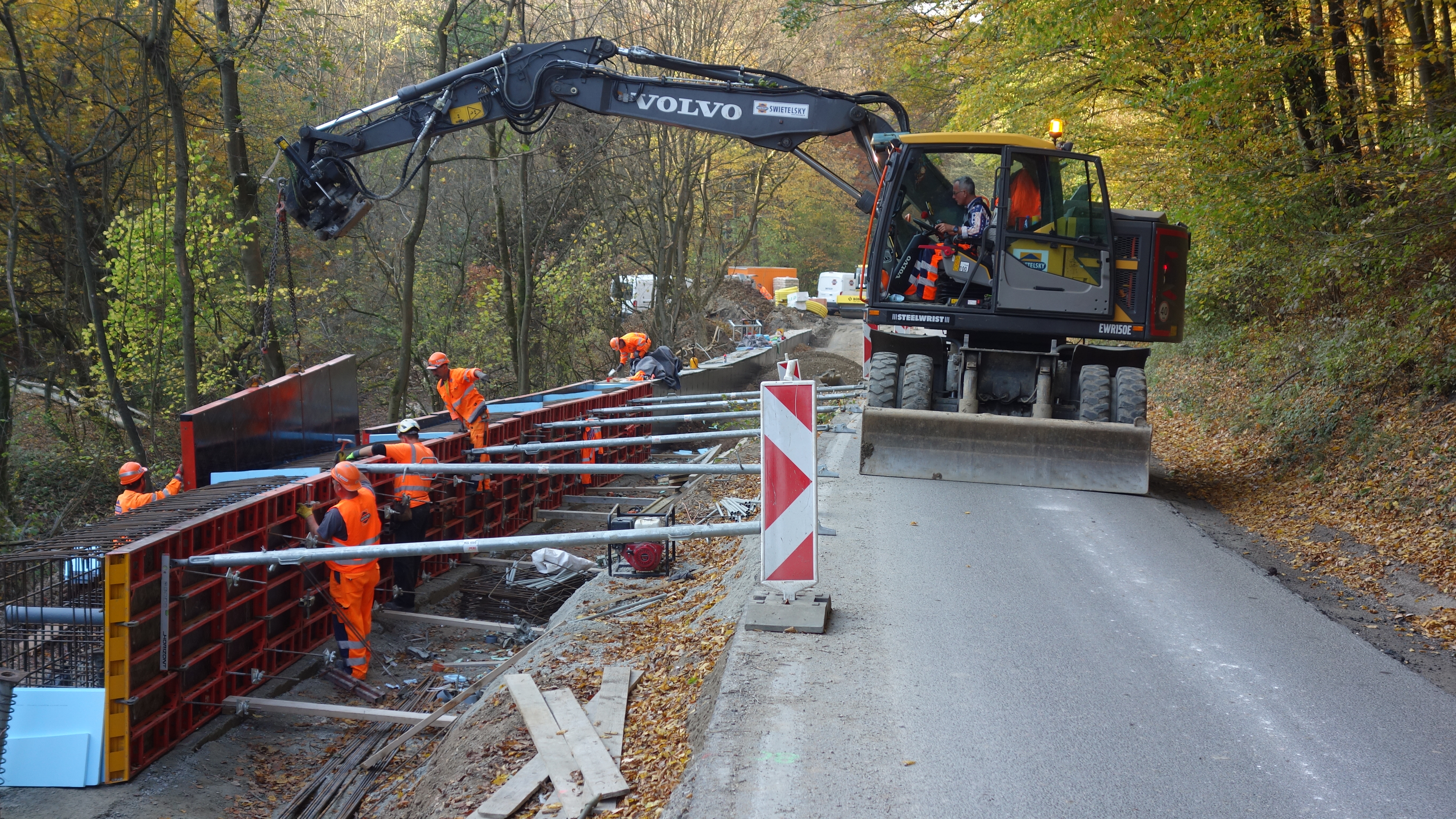 Stabilizácia cestného telesa kotevným múrom na ceste II/516 v km 5,909 - 6,209 (300 m) - Budowa dróg i mostów
