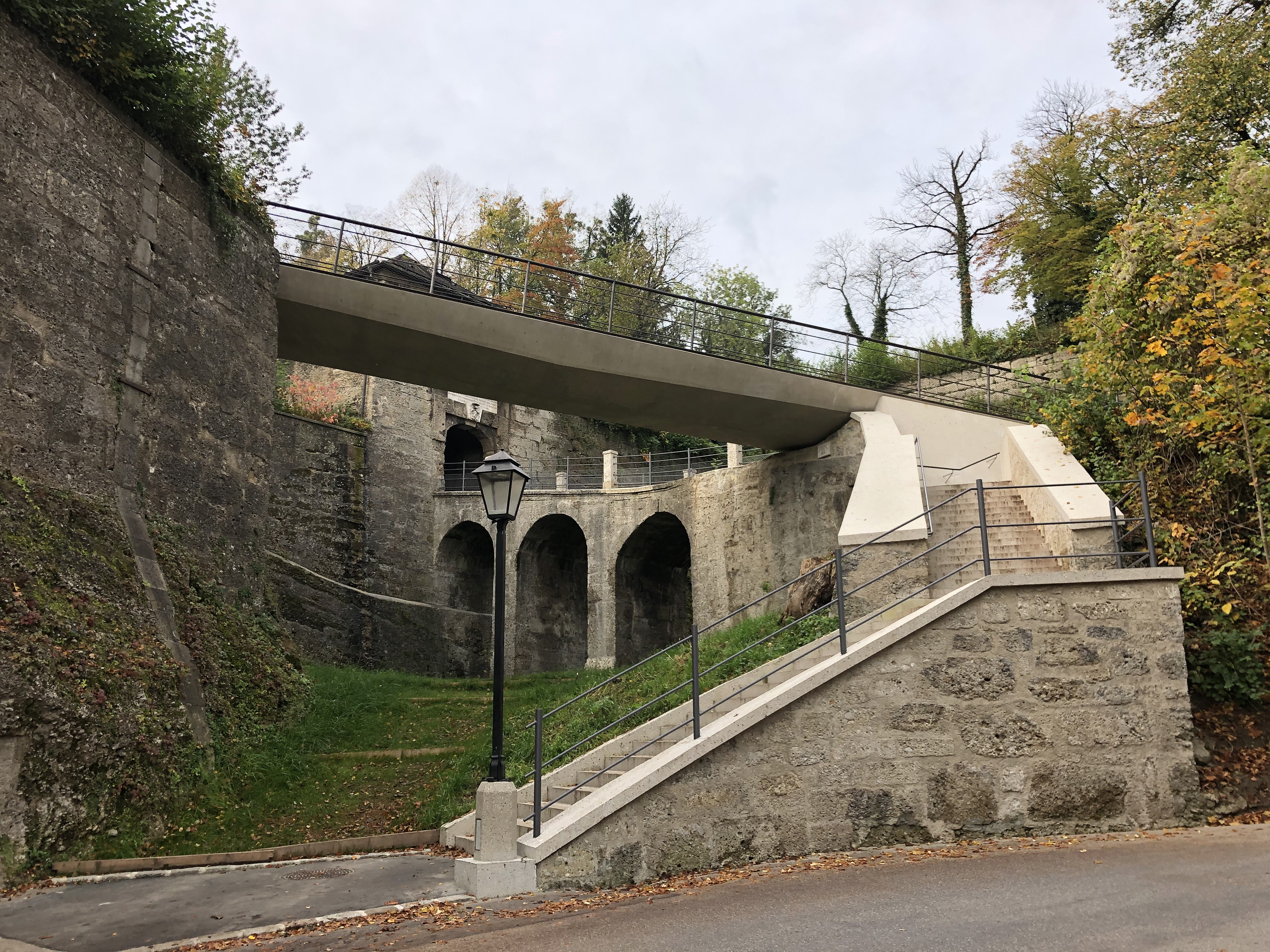 Neuba Brücke Monikapforte am Mönchsberg, Salzburg - Budowa dróg i mostów